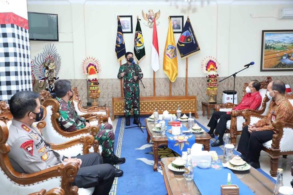 Panglima TNI Marsekal Hadi Tjahjanto memberi piagam penghargaan