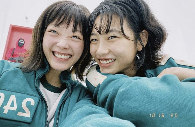 Sayangnya, penonton Squid Game tak bisa melihat momen Ji Yeong dan Kang Sae Byeok berlibur ke Pulau Jeju bersama. Tak sedikit yang mengharapkan sekuel Squid Game untuk melihat kisah persahabatan mereka. Foto: dok Instagram leeyoum262