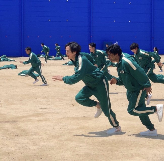 Kira-kira beginilah set lokasi syuting Squid Game untuk permainan ‘Red Lights, Green Lights’. Ada momen heroik Ali (pemain Anupam Tripathi) yang menyelamatkan Seong Gi Hun (pemain Lee Jung Jae). Foto: dok Instagram sangipaiya