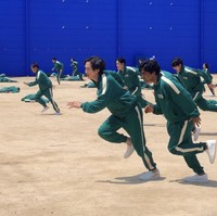 Kira-kira beginilah set lokasi syuting Squid Game untuk permainan ‘Red Lights, Green Lights’. Ada momen heroik Ali (pemain Anupam Tripathi) yang menyelamatkan Seong Gi Hun (pemain Lee Jung Jae). Foto: dok Instagram sangipaiya