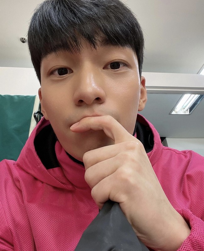 Inilah karakter Squid Game yang bikin penonton oleng dengan ketampanannya. Aksi petugas polisi Hwang Jun Ho (pemain Wi Ha Joon) saat menyelinap dalam permainan bertahan hidup menambahkan ketegangan cerita. Foto: dok Instagram wi__wi__wi