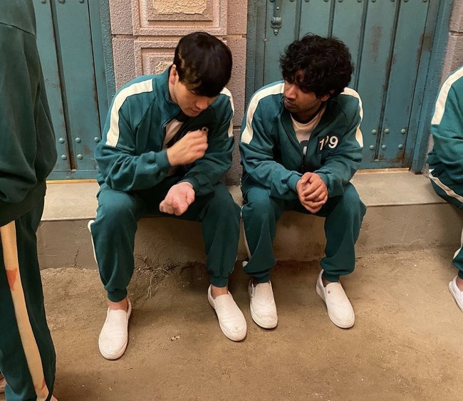 Foto ini menampilkan momen ‘pengkhianatan’ yang bikin penonton Squid Game nyesek dan sakit hati. Akting Park Hae Soo dan Anupam Tripathi sukses meyakinkan penonton. Foto: dok Instagram sangipaiya