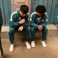 Foto ini menampilkan momen ‘pengkhianatan’ yang bikin penonton Squid Game nyesek dan sakit hati. Akting Park Hae Soo dan Anupam Tripathi sukses meyakinkan penonton. Foto: dok Instagram sangipaiya