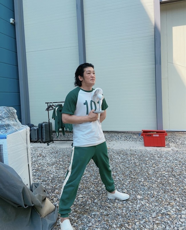 Preman Squid Game satu ini membuat penonton emosi dengan tingkahnya. Namun, Heo Sung Tae yang memerankan Jang Deok Su aslinya tak kalah gemas dari pemain lain. Ia mengunggah ulang sejumlah foto dirinya yang diedit dengan filter kucing oleh fans. Foto: dok Instagram heosungtae