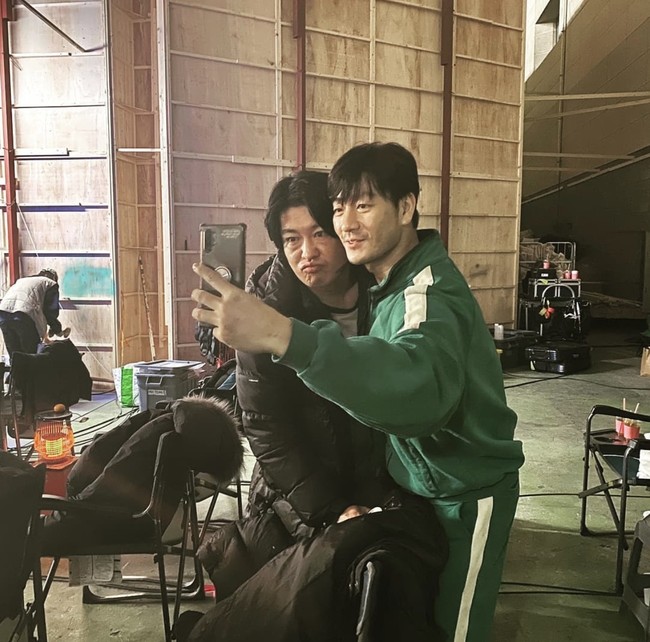 Inilah kumpulan bapak-bapak saat berfoto di lokasi syuting Squid Game. Meskipun perang dingin dalam drama, Heo Sung Tae dan Park Hae Soo terlihat akrab di balik layar. Park Hae Soo bahkan baru membuka akun Instagram pribadi @haesoopark_official. Foto: dok Instagram heosungtae