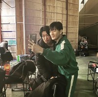 Inilah kumpulan bapak-bapak saat berfoto di lokasi syuting Squid Game. Meskipun perang dingin dalam drama, Heo Sung Tae dan Park Hae Soo terlihat akrab di balik layar. Park Hae Soo bahkan baru membuka akun Instagram pribadi @haesoopark_official. Foto: dok Instagram heosungtae