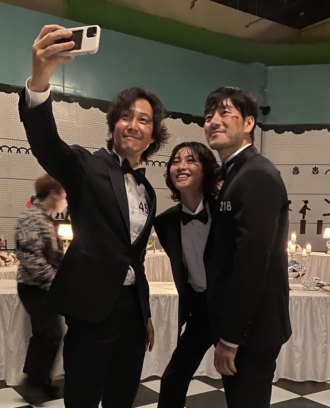 Lee Jung Jae sudah seperti ‘ayah’ Jung Ho Yeon dalam drama Korea Squid Game. Bersama Park Hae Soo, ketiganya foto bersama setelah menyelesaikan permainan jembatan kaca. Lee Jung Jae pun baru membuka akun Instagram pribadi @from_jjlee. Foto: dok Instagram hoooooyeony