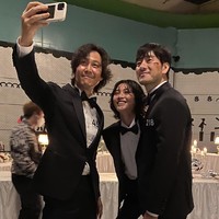 Lee Jung Jae sudah seperti ‘ayah’ Jung Ho Yeon dalam drama Korea Squid Game. Bersama Park Hae Soo, ketiganya foto bersama setelah menyelesaikan permainan jembatan kaca. Lee Jung Jae pun baru membuka akun Instagram pribadi @from_jjlee. Foto: dok Instagram hoooooyeony