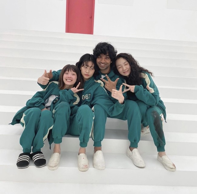 Ji Yeong (pemain Lee Yoo Mi), Kang Sae Byeok (pemain Jung Ho Yeon), Ali (pemain Anupam Tripathi), dan Kim Joo Ryoung (pemain Han Minyeo) memiliki tempat tersendiri di hati penonton Squid Game. Kedekatannya di balik layar terlihat begitu hangat. Foto: dok Instagram leeyoum262