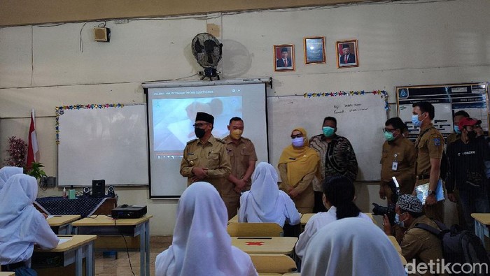Pembelajaran tatap muka (PTM) terbatas di Depok dimulai hari ini. Namun, terdapat siswa yang masih belum mendapatkan seragam sekolah. (Nahda RU/detikcom)