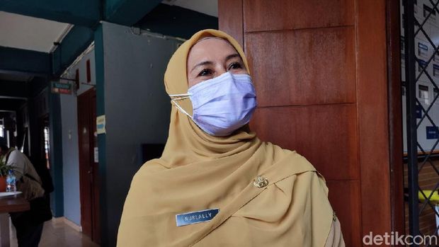 Pembelajaran tatap muka (PTM) terbatas di Depok dimulai hari ini. Namun, terdapat siswa yang masih belum mendapatkan seragam sekolah. (Nahda RU/detikcom)