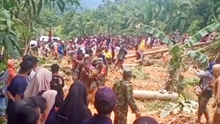 Pencarian korban hilang akibat banjir Luwu, Sulsel. (dok. Basarnas)