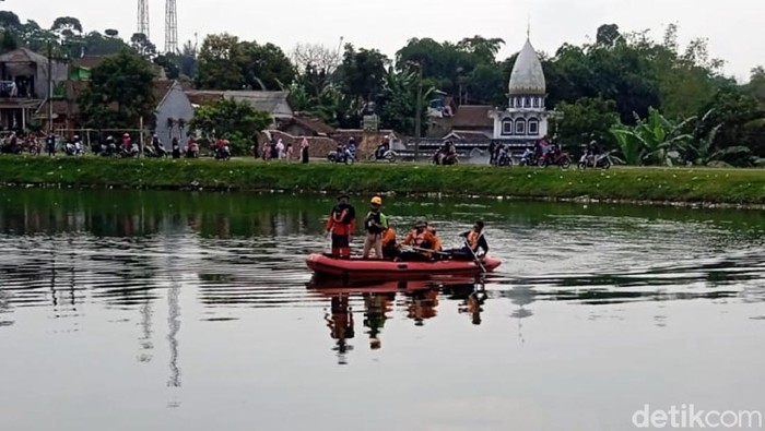 Pencarian Korban Tenggelam di Situ Batukarut Sukabumi Terus Dilakukan Puluhan personel SAR gabungan kembali dikerahkan mencari Ramdan Ridwansyah (18) korban tenggelam di Situ Batukarut, Desa Selaawi, Kecamatan Sukaraja pada Minggu (3/10). Tim SAR membagi tiga tim pencarian, secara visual, perahu karet dan tim penyelam.