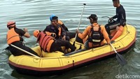 Jika terpantau cuaca bagus, tim penyelam akan terus bergerak melakukan pencairan. Namun bila kondisi buruk, kondisi air yang dingin dan adanya pintu air yang ketika dibuka mengakibatkan arus bawah yang cukup kuat dan mengganggu aktivitas penyelaman.