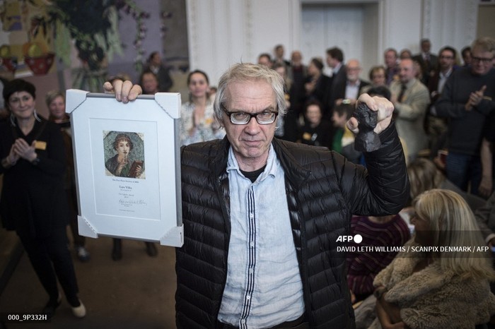 (FILES) In this file photo taken on March 13, 2015 Swedish artist Lars Vilks known for his drawing of the prophet Muhammed is awarded with the Danish 'freedom of the press' award in Copenhagen. - Swedish cartoonist Lars Vilks, who lived under police protection after his 2007 depiction of the Prophet Mohammed prompted death threats, died October 3, 2021 in a car accident. (Photo by DAVID LETH WILLIAMS / SCANPIX DENMARK / AFP)