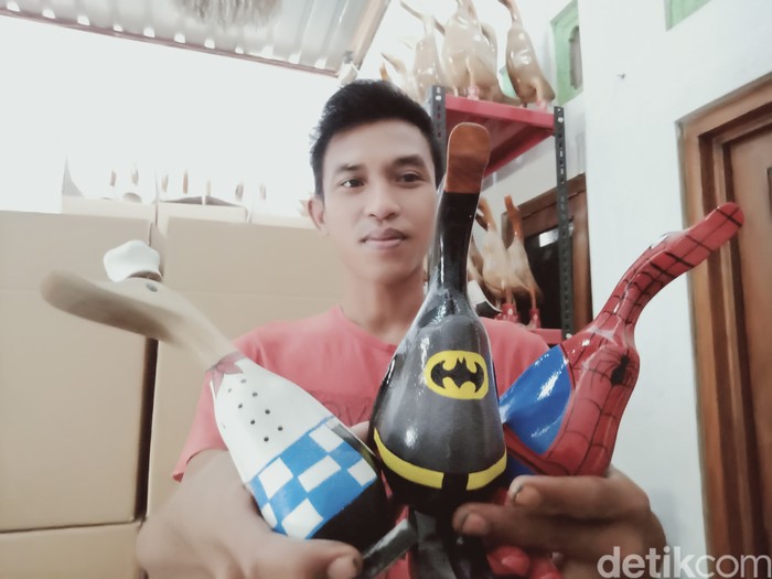 Perajin Miniatur Bebek Bambu Tetap Eksis di Saat Pandemi Kerajinan miniatur bebek berbahan limbah akar bambu di Klaten tetap eksis di tengah pandemi COVID-19. Order sempat drop saat kebijakan PSBB dan PPKM diberlakukan tetapi tidak sampai macet total.