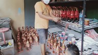 Perajin lain, Septian Aldi mengatakan selama pandemi permintaan tidak pernah berhenti meski ada penurunan. Sebulan ini sudah mulai lebih ramai jelang tahun baru.