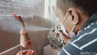 Ada perubahan bentuk tapi hanya 10 persen tapi konsep dasarnya tetap bebek. Sekarang ada bebek karakter, dokter, pemadam kebakaran, Spiderman, Superman, jadi karakter tokoh saat finishing, imbuh Sarjono.