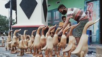 Sekarang sebulan bisa 3.000 buah bebek finishing tapi untuk bebek mentahan bisa 10.000 buah. Paling banyak ke Bali, Yogyakarta, Jepara dan lainnya, imbuh Sarjono.
