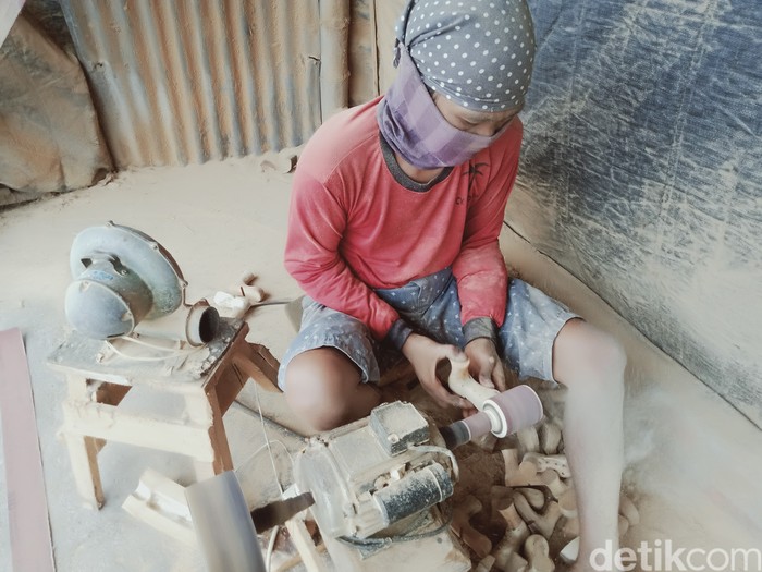 Kerajinan miniatur bebek berbahan limbah akar bambu di Klaten tetap eksis di tengah pandemi COVID-19. Order sempat drop saat kebijakan PSBB dan PPKM diberlakukan tetapi tidak sampai macet total.

