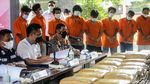 Belasan Tersangka Kasus Narkoba Dipamerkan