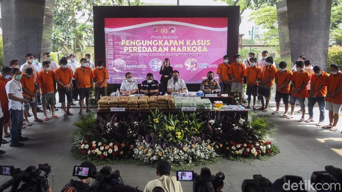 Bareskrim Polri terus memerangi peredaran narkoba. Mereka menangkap belasan tersangka dari empat kasus berbeda.