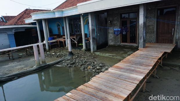 Dukuh/Desa Timbulsloko, Kecamatan Sayung, Demak, tinggal di permukiman yang tergenang air laut atau rob. Untuk mengantisipasi limpasan rob, warga meninggikan rumahnya bak 'rumah panggung' dan membuat jembatan swadaya.