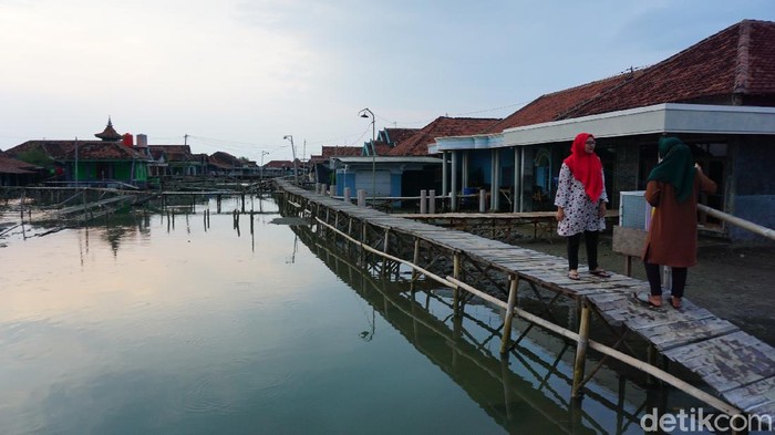 Dukuh/Desa Timbulsloko, Kecamatan Sayung, Demak, tinggal di permukiman yang tergenang air laut atau rob. Untuk mengantisipasi limpasan rob, warga meninggikan rumahnya bak rumah panggung dan membuat jembatan swadaya.