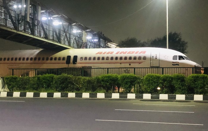 Pesawat Nyangkut di bawah Jembatan