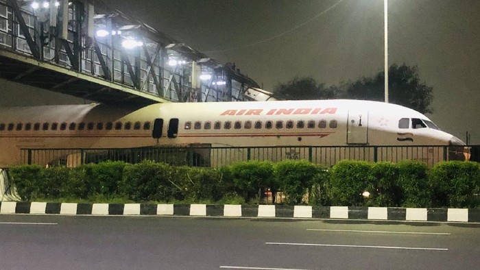 Pesawat Nyangkut di bawah Jembatan
