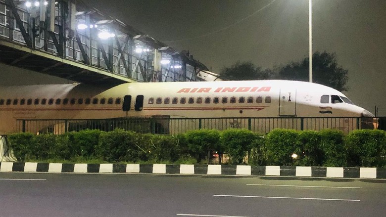 Pesawat Nyangkut di bawah Jembatan Pesawat Nyangkut di bawah Jembatan