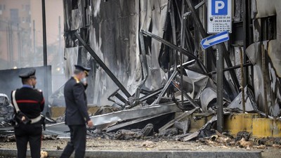 Pesawat Ringan Tabrak Gedung di Italia, 8 Orang Tewas