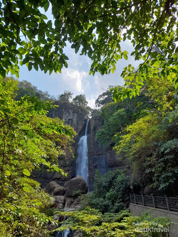 Curug Cimarunjung Diantara Rimbun Pohon