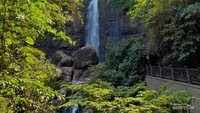Curug Cimarunjung di antara rimbun pohon