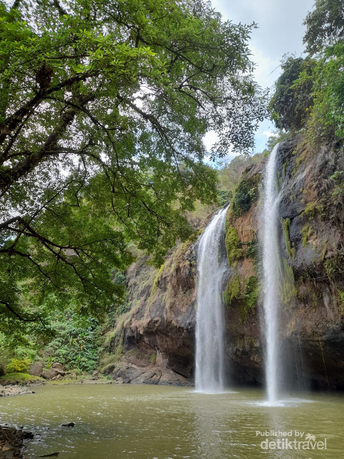 Dua Aliran Kembar di Curug Sodong