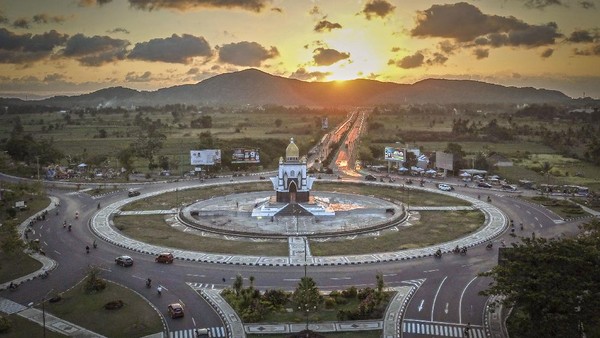 Menjadi bagian dari Nusa Tenggara Barat (NTB), terdapat lima pemerintahan administratif di Pulau Lombok yakni Kota Mataram, Kabupaten Lombok Barat, Kabupaten Lombok Timur, Kabupaten Lombok Utara, dan Kabupaten Lombok Tengah. Menjadi bagian dari Nusa Tenggara Barat (NTB), terdapat lima pemerintahan administratif di Pulau Lombok yakni Kota Mataram, Kabupaten Lombok Barat, Kabupaten Lombok Timur, Kabupaten Lombok Utara, dan Kabupaten Lombok Tengah.