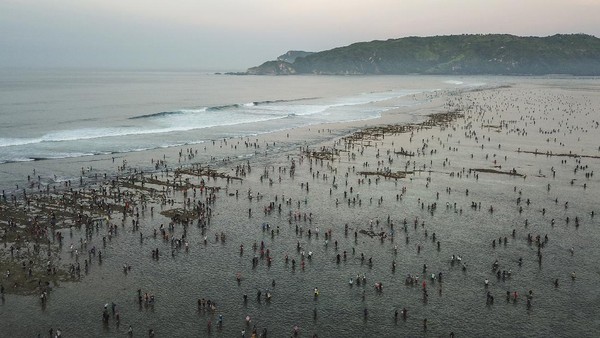 Lombok juga dikenal kaya akan destinasi wisata alam, mulai dari dataran, perbukitan, pegunungan, hingga pesisir pantai yang terhampar di daerah yang memiilki luas wilayah 4.739 km persegi ini. Lombok juga dikenal kaya akan destinasi wisata alam, mulai dari dataran, perbukitan, pegunungan, hingga pesisir pantai yang terhampar di daerah yang memiilki luas wilayah 4.739 km persegi ini.