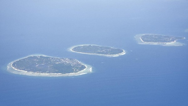 Selain itu, terdapat gugus pulau-pulau kecil bak mutiara yang mengelilingi cangkangnya Pulau Lombok, atau yang lebih familiar disebut Gili oleh warga lokal. Dari Rattan Gili, ada tiga pulau kecil yang beberapa tahun terakhir disesaki wisatawan mancanegara. Selain itu, terdapat gugus pulau-pulau kecil bak mutiara yang mengelilingi cangkangnya Pulau Lombok, atau yang lebih familiar disebut Gili oleh warga lokal. Dari Rattan Gili, ada tiga pulau kecil yang beberapa tahun terakhir disesaki wisatawan mancanegara.