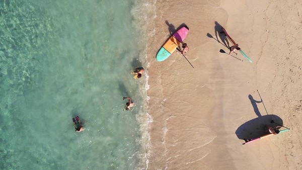 Ya, itulah Gili Trawangan, Gili Air dan Gili Meno. Wisatawan bisa menjelajah keindahan dunia bawah air dengan snorkeling dan diving. Ya, itulah Gili Trawangan, Gili Air dan Gili Meno. Wisatawan bisa menjelajah keindahan dunia bawah air dengan snorkeling dan diving.