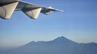 Beranjak ke “mountain tourism”, Gunung Rinjani yang masuk dalam “seven summit” merupakan destinasi favorit wisatawan yang suka uji adrenalin. Dengan ketinggian mencapai 3.726 Mdpl, Rinjani yang magis juga punya keunikan dengan kaldera yang berisi danau Segara Anak dan gunung api ‘mungil’ aktif di tengahnya, berjuluk Gunung Baru Jari.