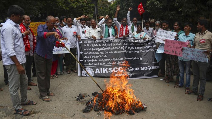 Indian farmers protesting against Sunday’s killing of four farmers in Uttar Pradesh state after being run over by a car owned by Indias junior Home Minister Ajay Mishra burn an effigy of the federal government in Hyderabad, India, Monday, Oct. 4, 2021. Indian authorities on Monday suspended Internet services and barred political leaders from entering a northern town to calm tensions after eight people were killed in a deadly escalation of a year-long demonstration against contentious agriculture laws. (AP Photo/Mahesh Kumar A.)