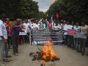 9 Orang Tewas Saat Demo Petani, Kota di India Genting!