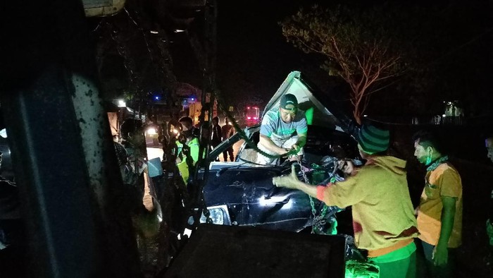 Pikap Tabrak Truk Parkir di Pantura Probolinggo, 1 Tewas  2 Kritis