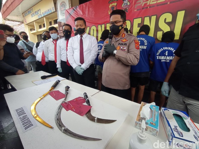 Polisi Perlihatkan Barang Bukti Sajam Geng di Cirebon
