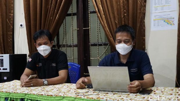 R. Hajari Pamulat, front desk & house keeping manager (kiri) dan Teguh Aryono, chief engeneering asrama Port Numbay.