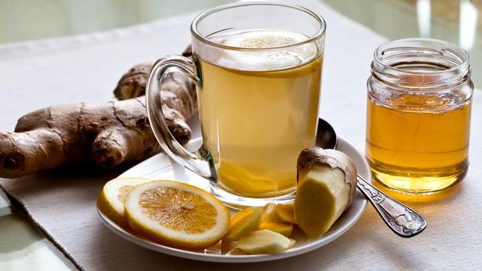 racikan teh hijau yang menyehatkan, bisa ditambahkan jahe, lemon, madu, hingga daun mint.
