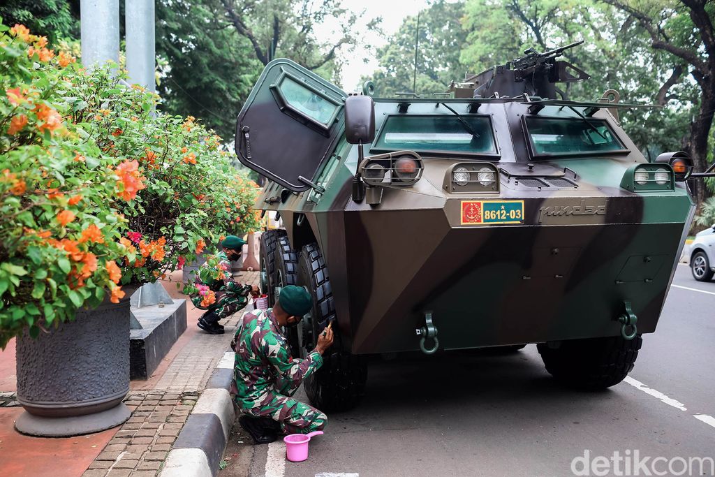 Sejumlah prajurit TNI tengah membersihkan Alutsista di kawasan Istana Negara, Jakarta, Senin (4/20/2021). Ratusan alutsista ini terpampang di Istana Merdeka tepatnya di sepanjang Jalan Medan Merdeka Barat, Jalan Merdeka Selatan dan Jalan Merdeka Utara, Jakarta Pusat, dalam rangka perayaan HUT ke-76 TNI .