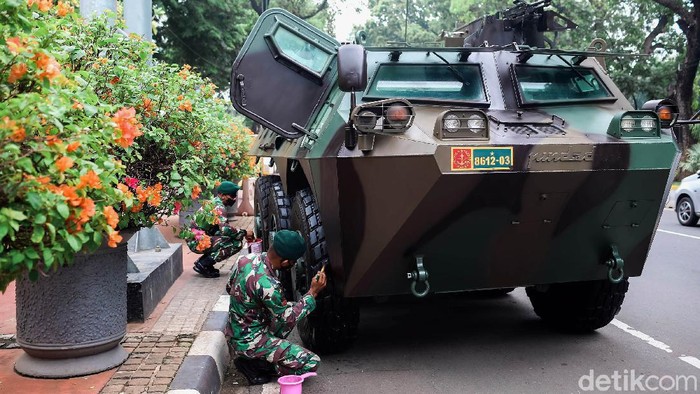 Ratusan Alutsista TNI Mejeng di Depan Istana Negara, Ada Apa? Sejumlah prajurit TNI tengah membersihkan Alutsista di kawasan Istana Negara, Jakarta, Senin (4/20/2021). Ratusan alutsista ini terpampang di Istana Merdeka tepatnya di sepanjang Jalan Medan Merdeka Barat, Jalan Merdeka Selatan dan Jalan Merdeka Utara, Jakarta Pusat, dalam rangka perayaan HUT ke-76 TNI .