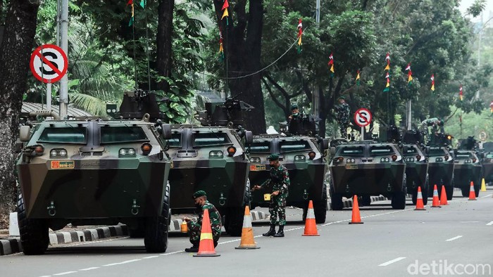 Sejumlah prajurit TNI tengah membersihkan Alutsista di kawasan Istana Negara, Jakarta, Senin (4/20/2021). Ratusan alutsista ini terpampang di Istana Merdeka tepatnya di sepanjang Jalan Medan Merdeka Barat, Jalan Merdeka Selatan dan Jalan Merdeka Utara, Jakarta Pusat, dalam rangka perayaan HUT ke-76 TNI .