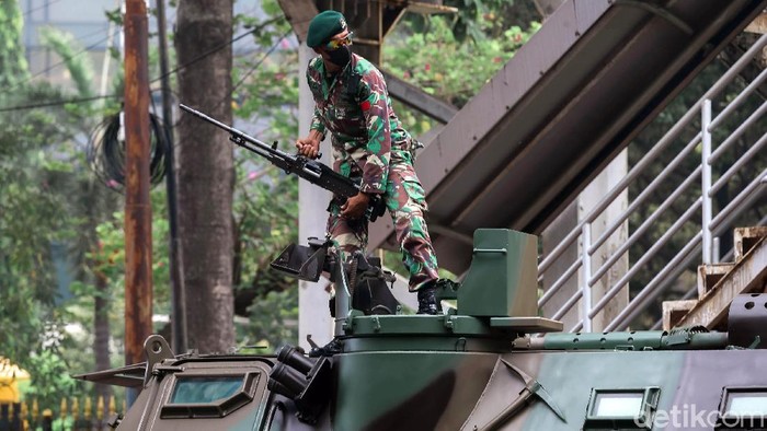 Sejumlah prajurit TNI tengah membersihkan Alutsista di kawasan Istana Negara, Jakarta, Senin (4/20/2021). Ratusan alutsista ini terpampang di Istana Merdeka tepatnya di sepanjang Jalan Medan Merdeka Barat, Jalan Merdeka Selatan dan Jalan Merdeka Utara, Jakarta Pusat, dalam rangka perayaan HUT ke-76 TNI .